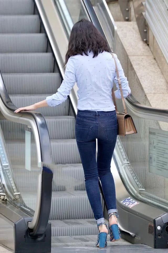 小姐姐修身牛仔裤搭配优雅高跟鞋，穿出时尚秀出好身材