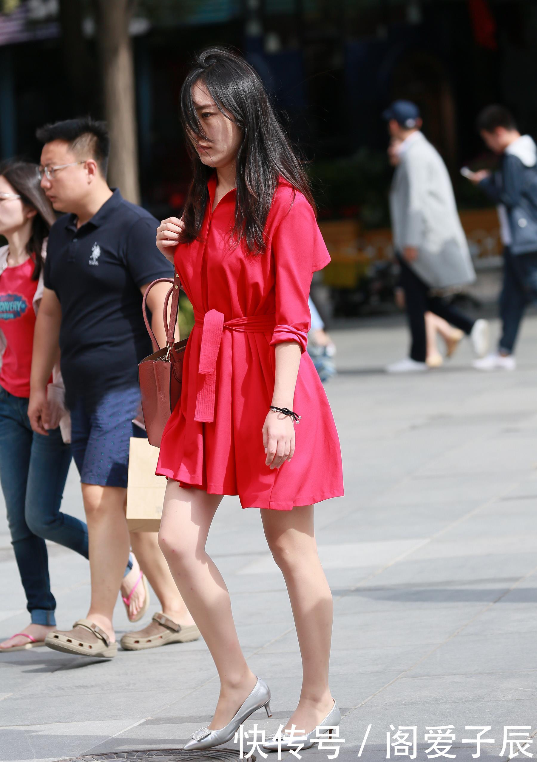  美女：街拍：性感美女牛仔短裤亮点十足，网友却说混的不如狗