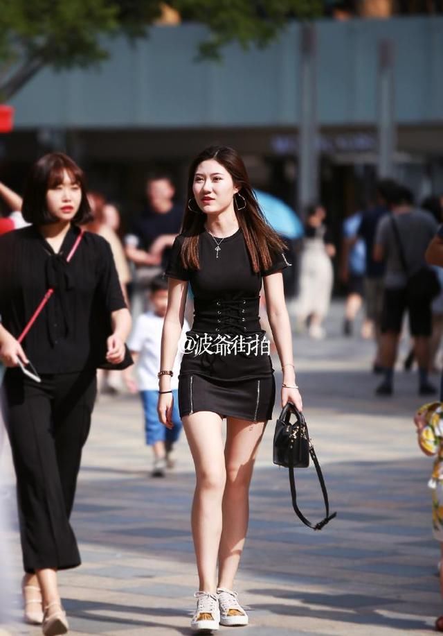 街拍时尚秀：路人街拍，高分路人闺蜜街头抓拍，气质不比明星差