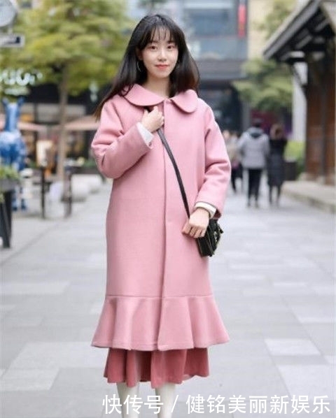  气质|街拍：美女身材匀称，身穿浅色连衣裙，彰显楚楚动人的唯美气质