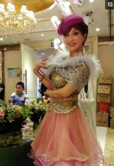 30年不吃晚饭，63岁老人保养像少女，癌症进手术室都要化完妆