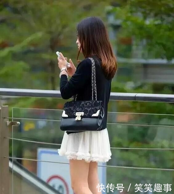 『身材』街拍,紧致身材的小姐姐,展现高挑身段,身材高挑