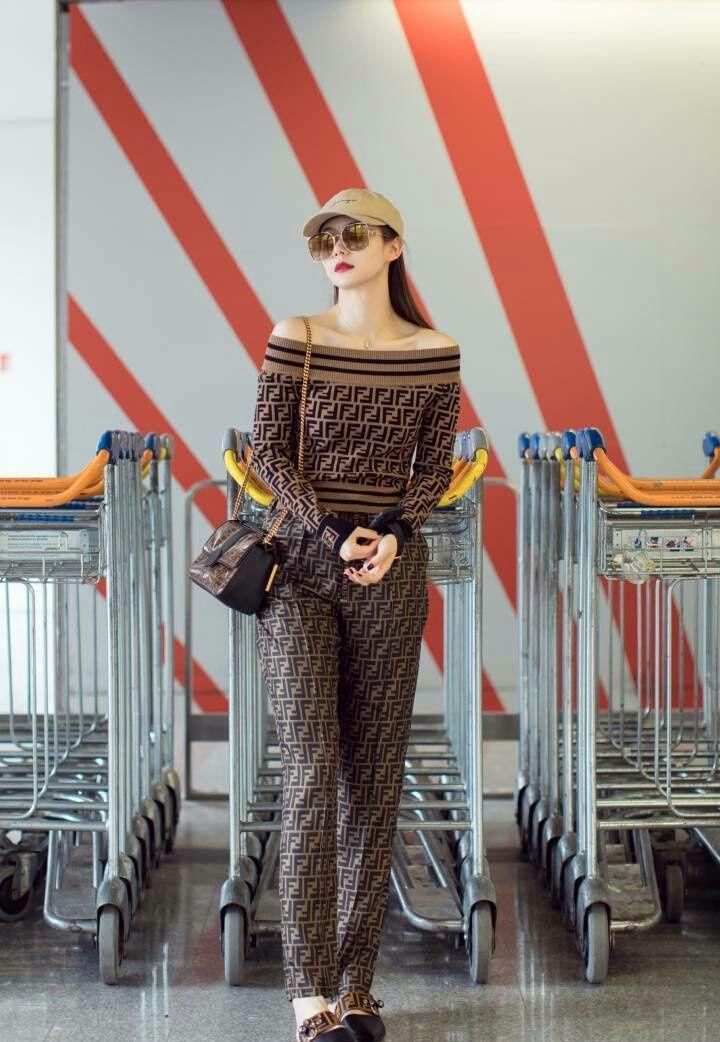 李承铉不管管吗?戚薇走性感风穿的这么少就来机场秀了!