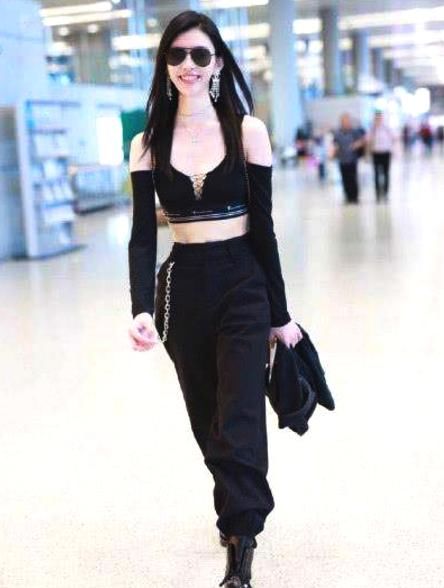 奚梦瑶为博眼球真是拼, 穿黑色背心露肚脐, 霸气外露羡煞旁人