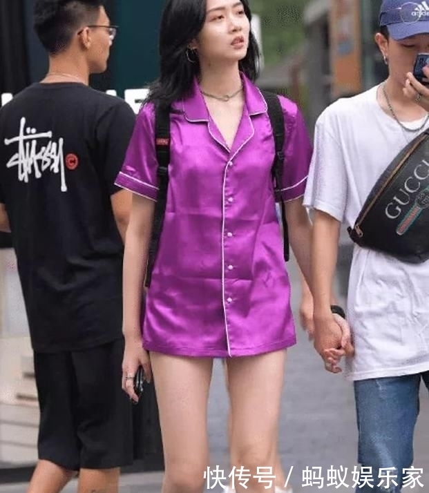 「平淡无奇」以如此明亮和正直的方式穿着睡衣有点傲慢。