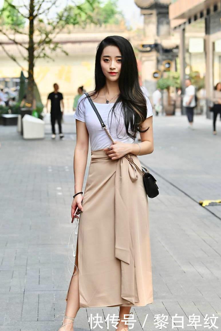  [下身穿一]用长裙搭配普通T恤的美女，这样的混搭效果也非常好