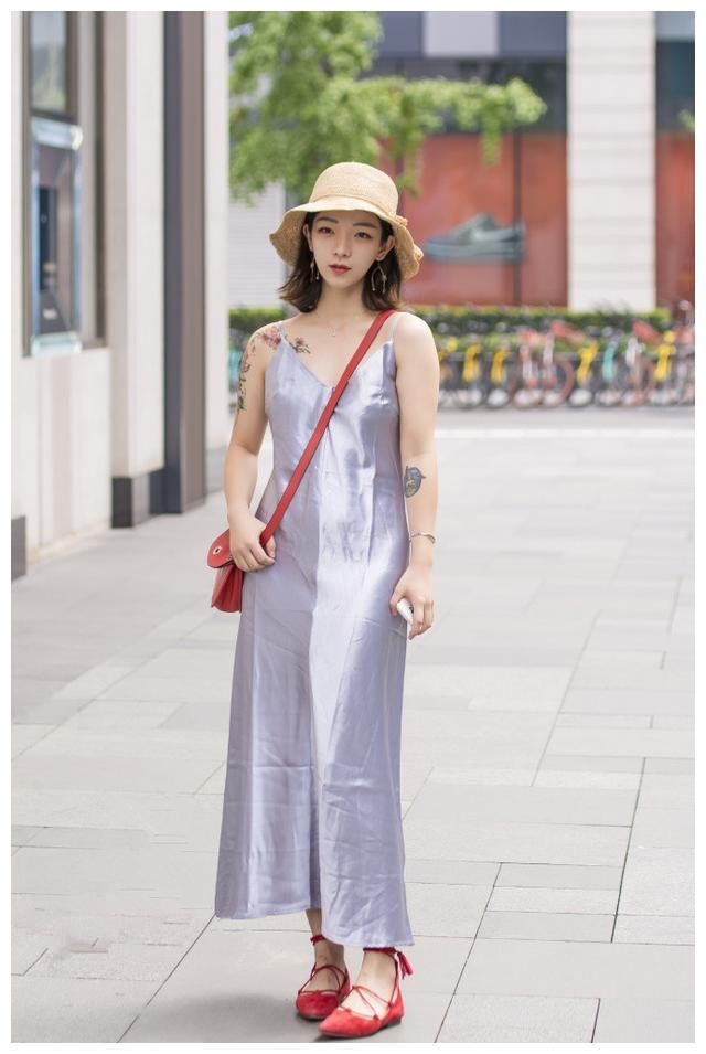 街拍：图8小姐姐，身段精致，让人难以忘怀！