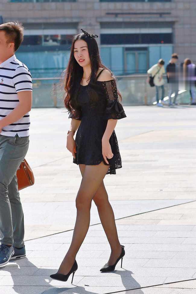  「姐姐」街拍：姐姐连衣裙配黑丝，瞬间“拉满”女人味！
