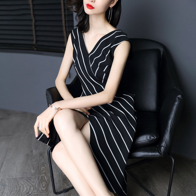 丰满的女人从不穿打底衫，上班穿包臀裙显性感身材，气质优雅