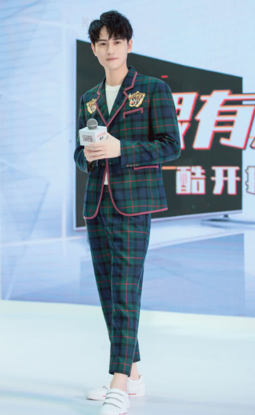 秦俊杰又撩妹？一身黑西装帅气逼人，杨紫赶紧来管管！