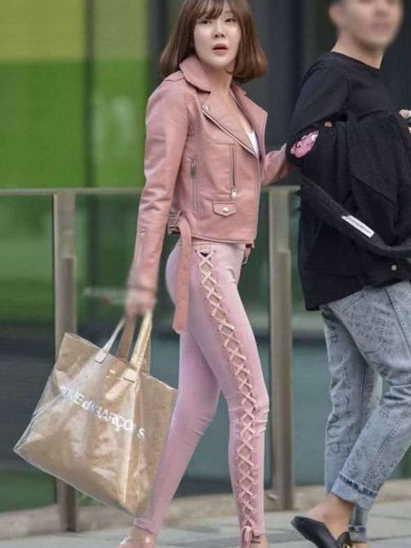 紧身打底裤，年轻有魅力的小姐姐，看上去更显十足的女人味！