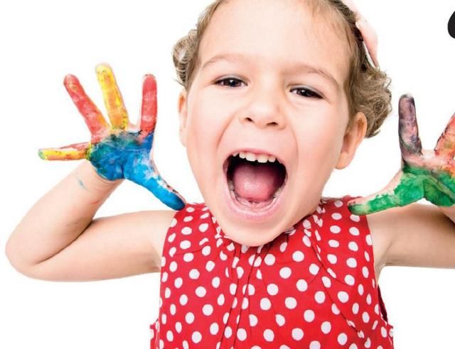 4岁女童饭店内叫喊,女大学生冲上来踹一脚,如