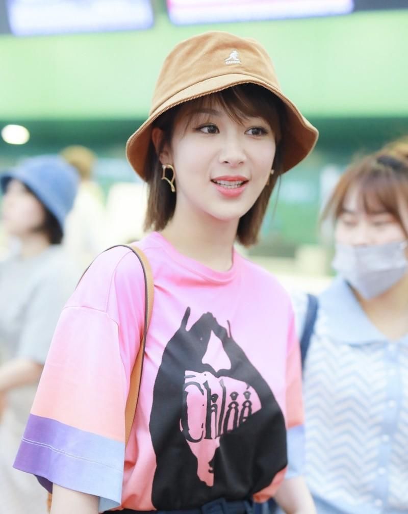 『身穿』杨紫身穿糖果色西装搭配微卷短发,甜美又衬托气质!