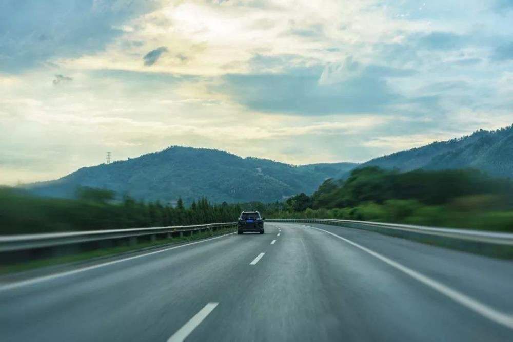  扣12分■高速爆胎，应急车道换备胎被扣12分，车主反问凭啥罚我