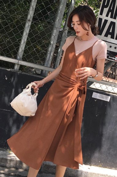 街拍:小姐姐身穿一件黑色连衣裙，彰显小姐姐品味，凸出迷人气质