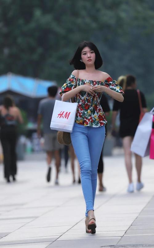 路人街拍：姑娘清纯又时尚，凸显完美身材曲线，尽显妩媚女人味！