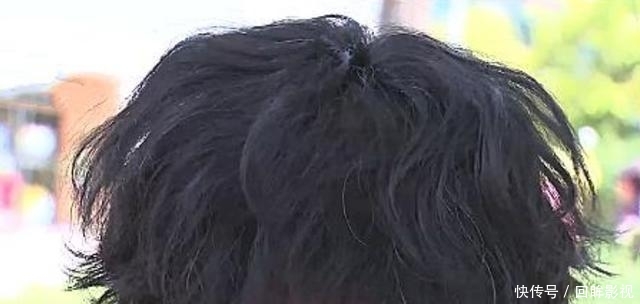 「小伙」小伙花300块烫头,做完头发表情凝固了,小伙:换件衣服能讨饭了