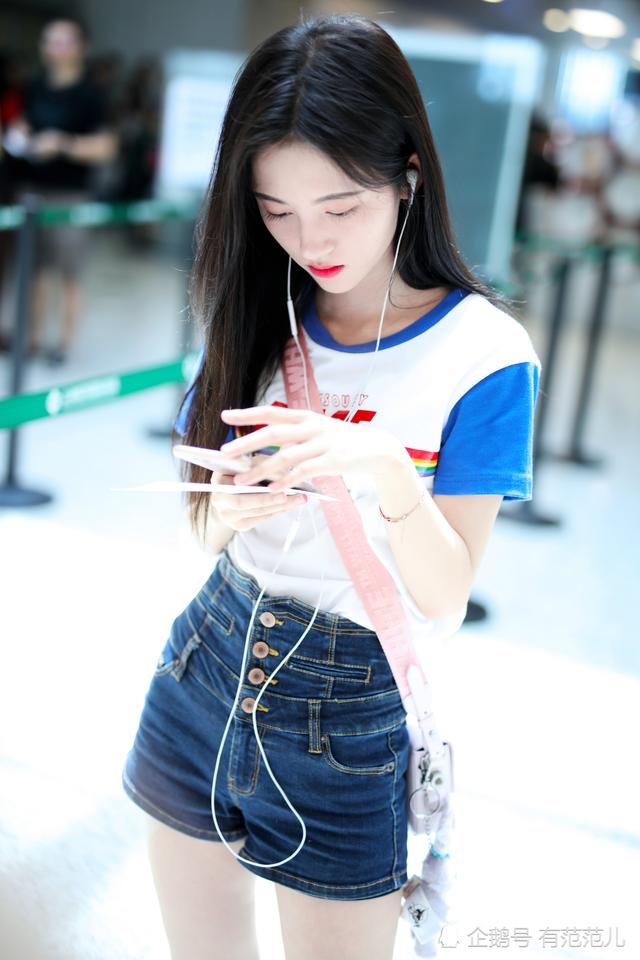 鞠婧祎的短裤这么紧，还能4颗扣子全系上，网友：76斤不是白瘦的