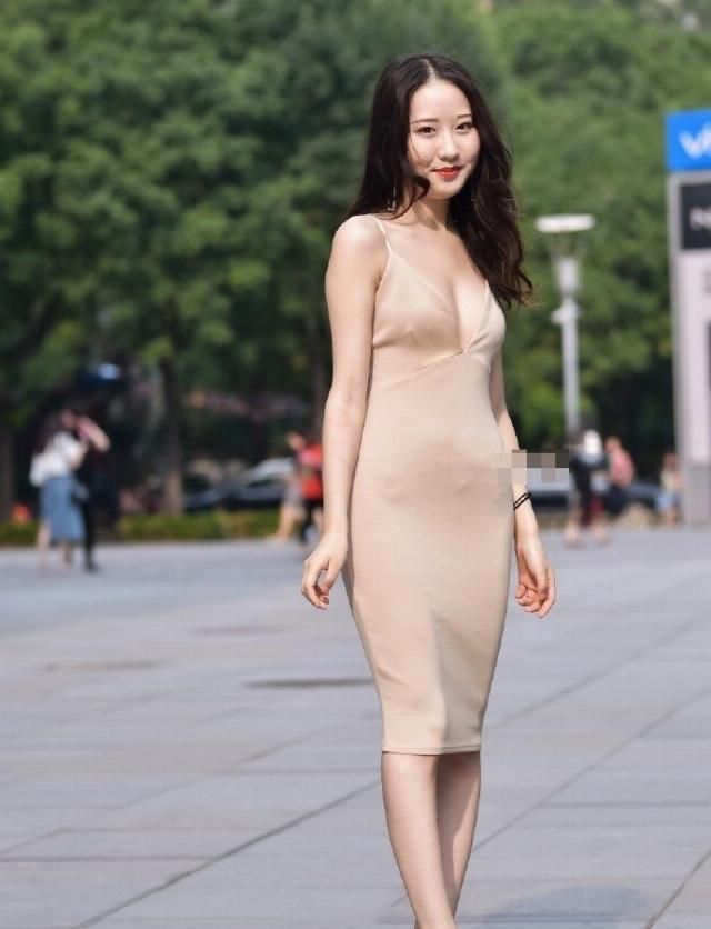  「气质」美女街拍纯色系列的吊带裙，被美女们穿的优雅气质，美得高级