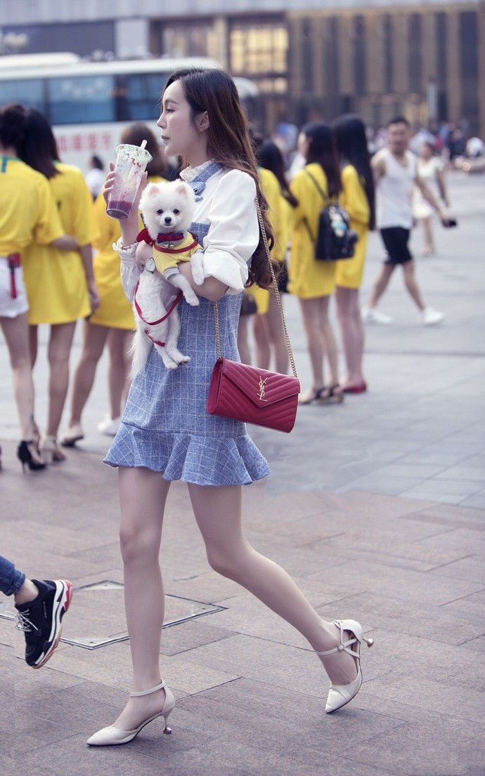 重庆街拍，清新时尚美的女生，夏天这样穿，真是美翻了