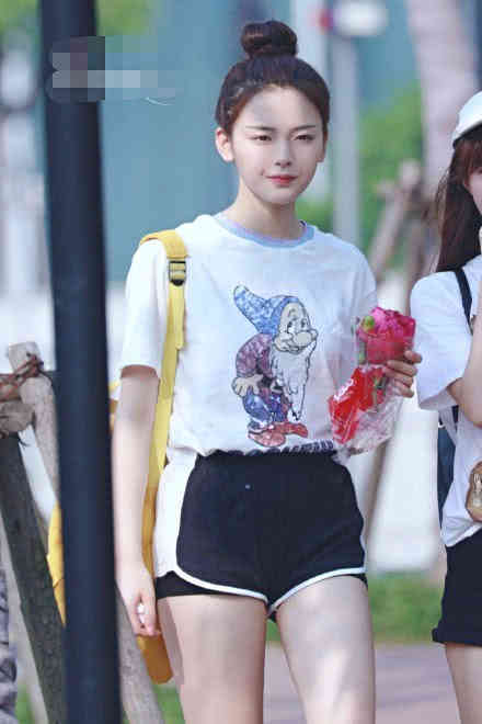 杨超越玩儿“下半身消失”,还坐下来,网友:她有穿安全裤