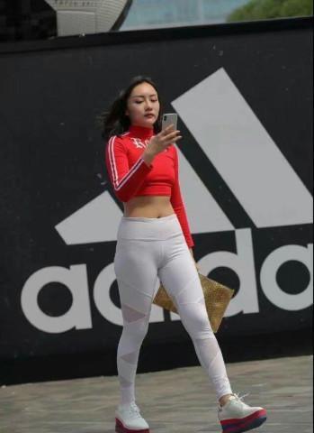 红色上衣搭配打底裤，展现出完美的曲线，穿出休闲舒适！
