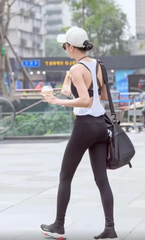 街拍：时尚小姐姐身材高挑，紧身裤大秀修长双腿街头撞衫犹如双胞