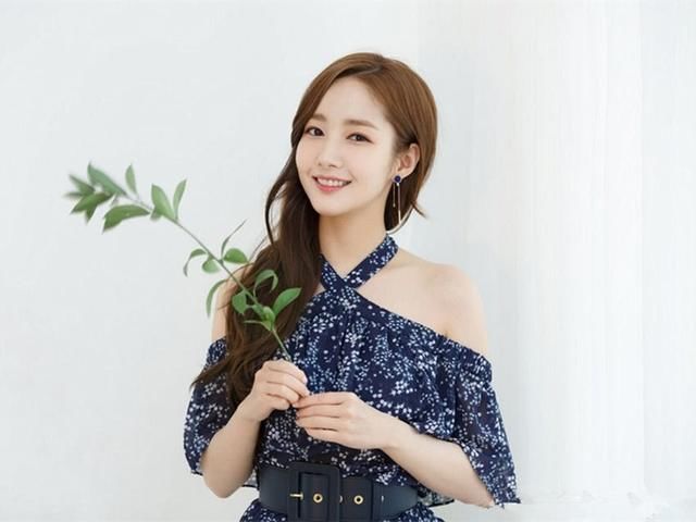 被朴敏英惊艳到了，穿白裙比模特还仙，32岁美成22岁大姑娘！