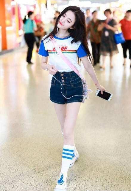 159鞠婧祎和160沈月同穿T恤短裤，看起来不止差1cm