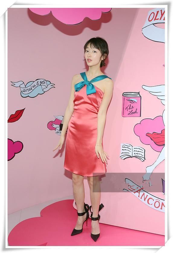 看了佟丽娅吊带裙，再看看周冬雨，才知道女人真不是胸越大越好看