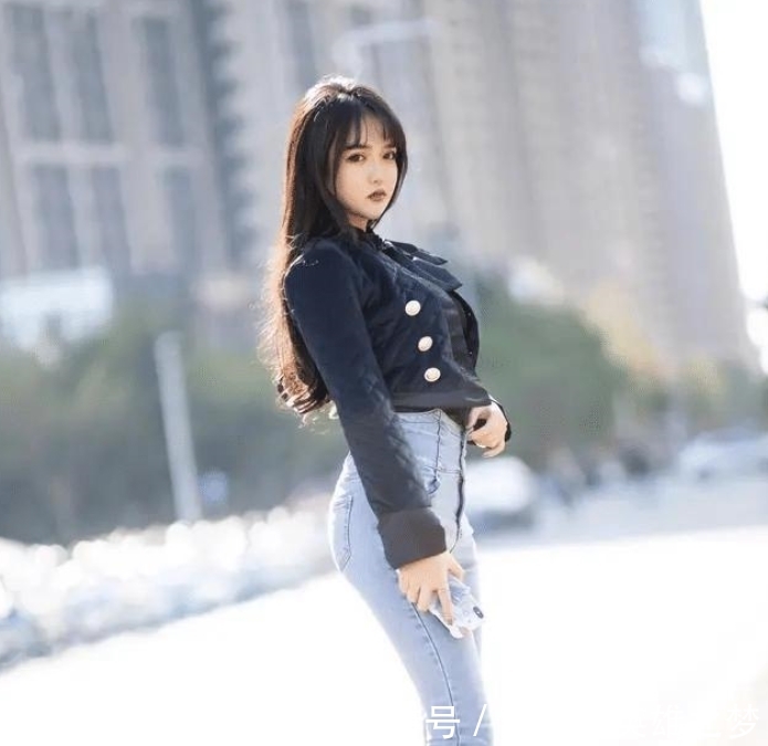 辣妈@紧身牛仔裤秀出完美身材，网友：太“辣”了！，街上偶遇时尚辣妈