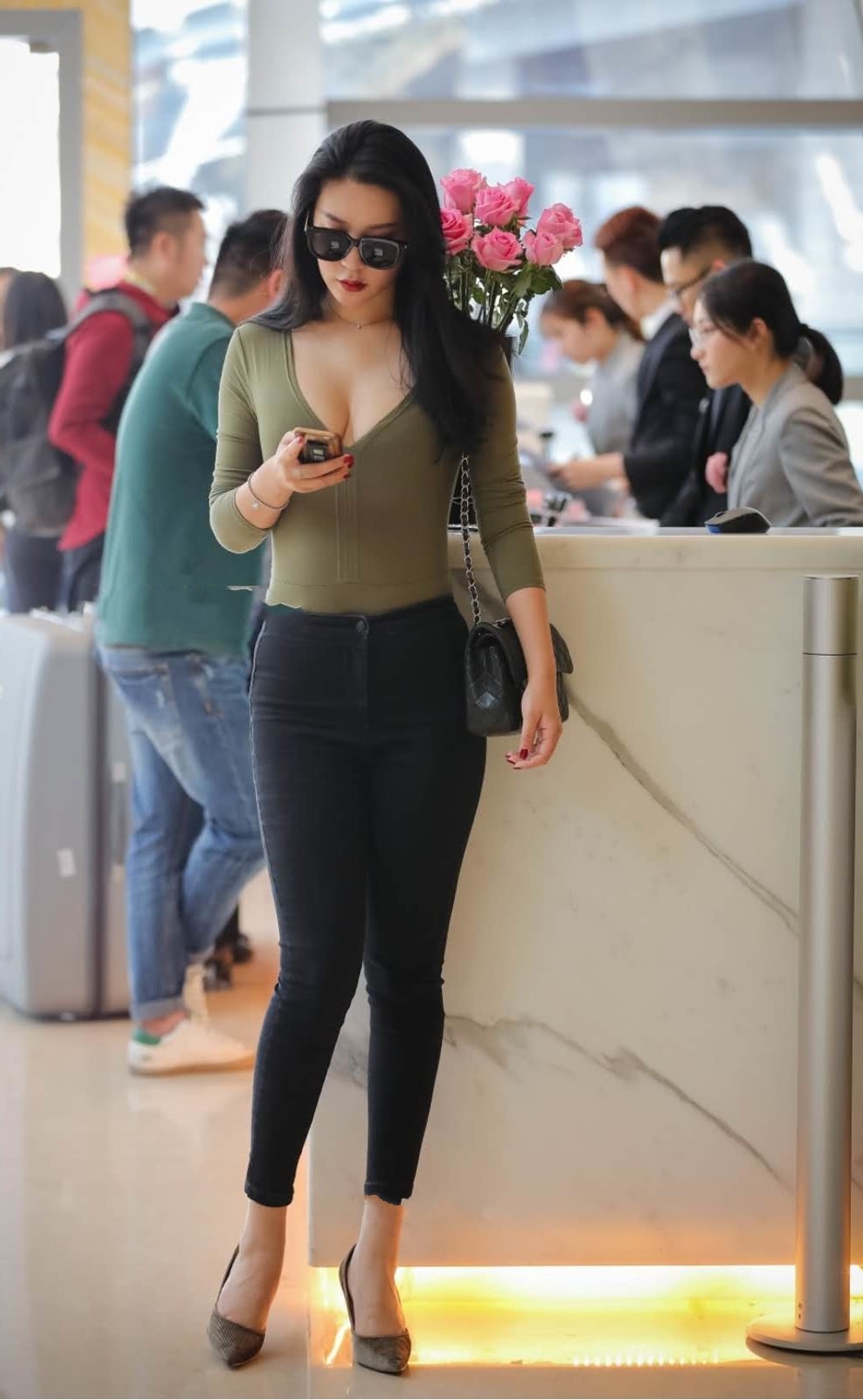 大姐姐深v紧身衣上围饱满，珠圆玉润的好身材，路人看不够