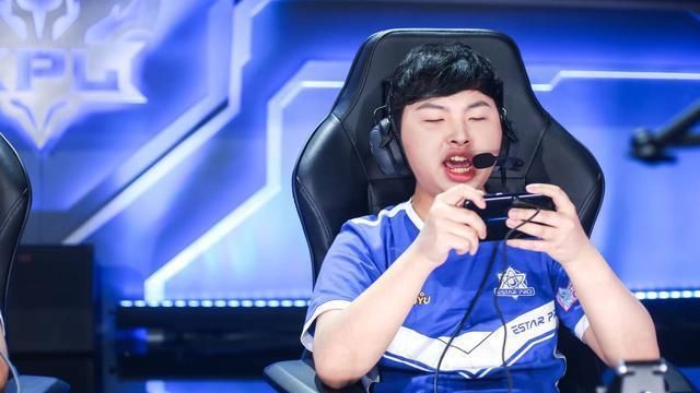  竞技选手：王者荣耀：estar败了，不冤！王添龙坐上评论席，真为他感到不值
