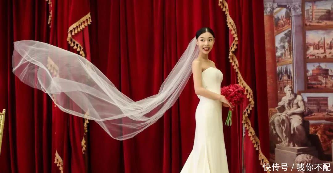 「来宾」她用一件其他新娘不会穿的婚纱,惊艳了在场所有的来宾