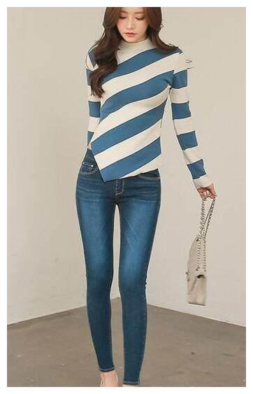 街拍，清纯小姐姐穿着修身凸显好身材，身姿靓丽，令人赏心悦目