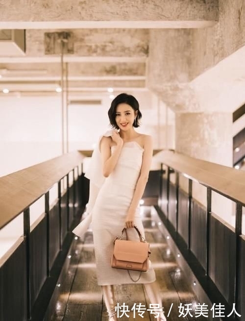 「 出纤细」穿大红色刺绣礼服，梳大背头美得不像37岁，佟丽娅保养得太好了
