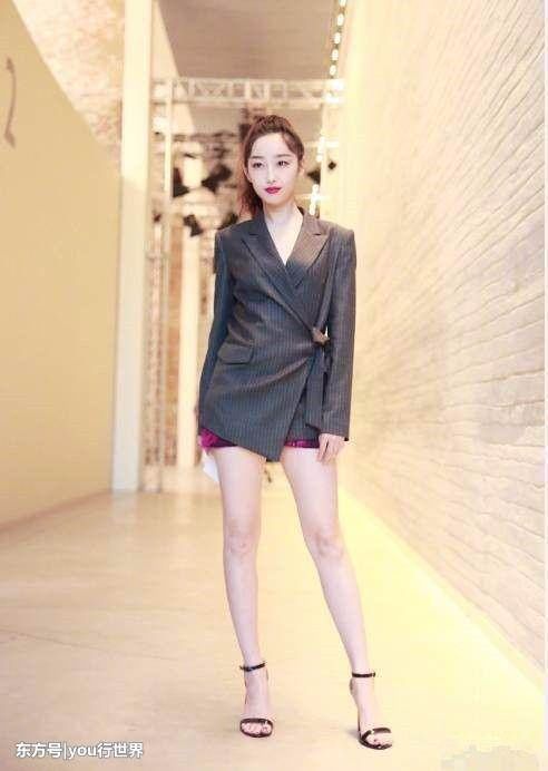 蒋梦婕穿“尿不湿”短裤，还是紧身款！网友：勒这么紧，看着好疼