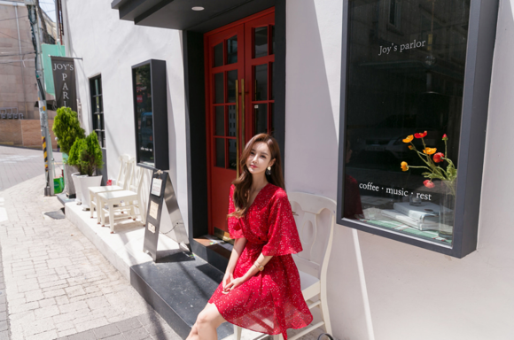 女神孙允珠，酸甜草莓洋红星斑碎花连衣裙