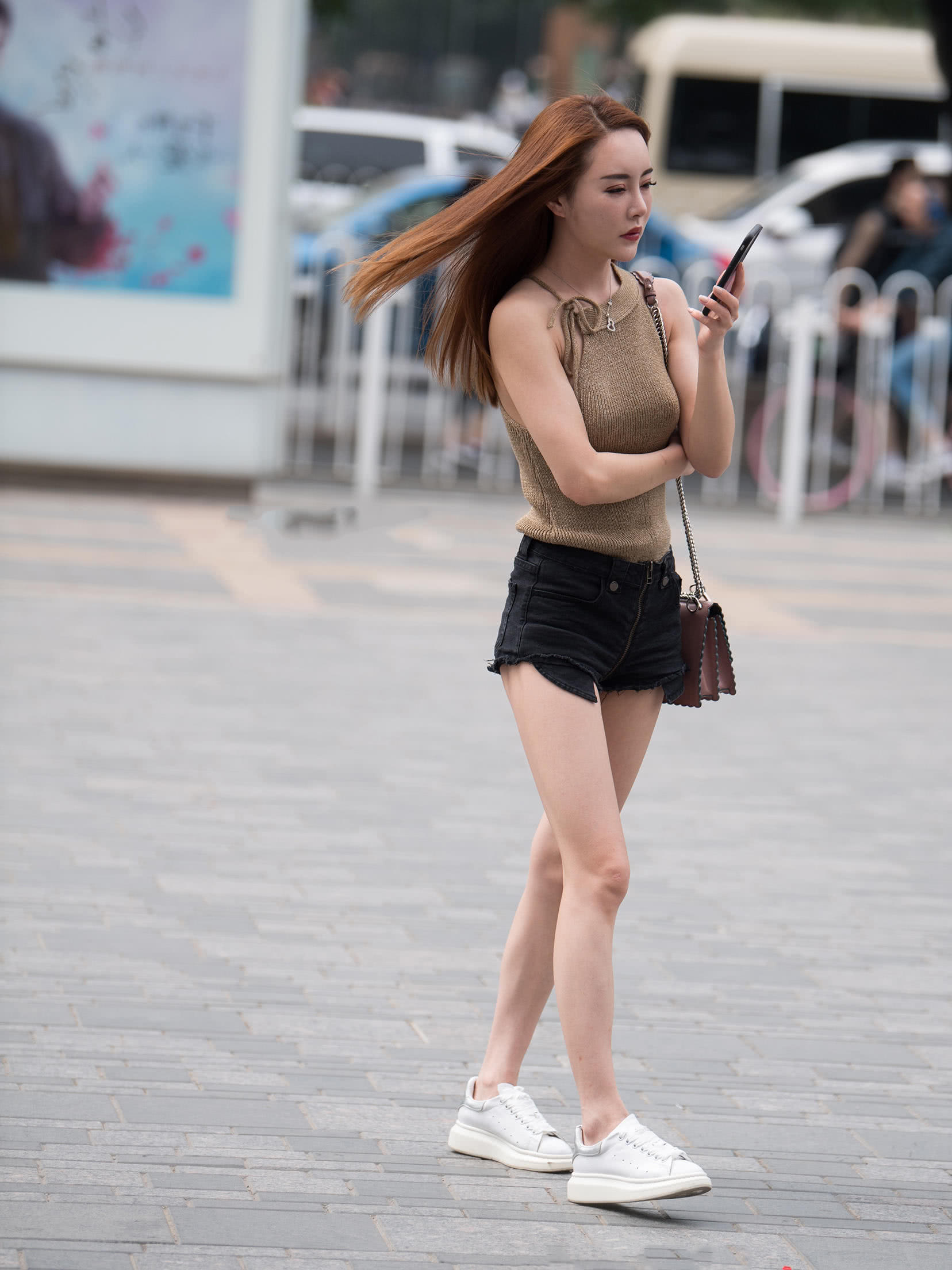 气质小姐姐吊带背心裹出丰腴的上围，这裤子可不能再短了