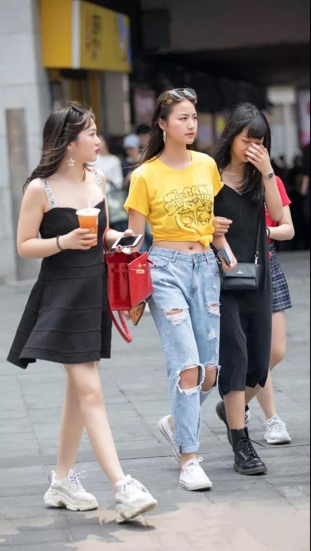 路人街拍:不仅长得也漂亮，而且穿着也很时尚!