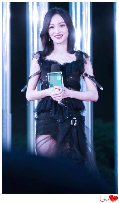 36岁张韶涵穿薄纱裙撞衫26岁古力娜扎都没输，网友:冻龄就服你