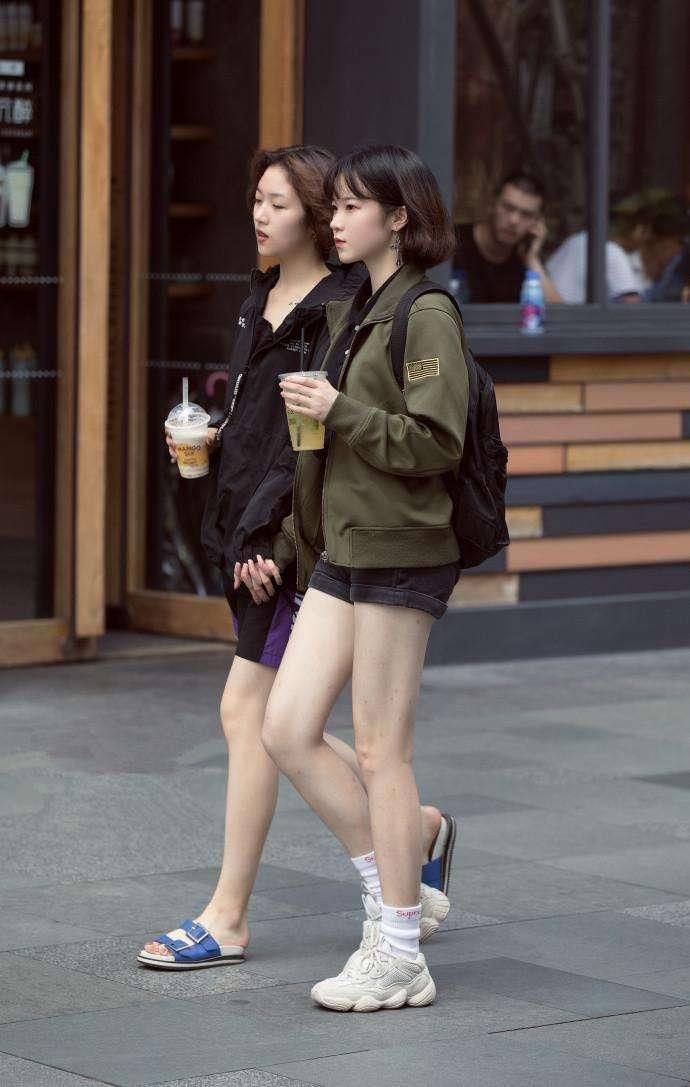 街拍:清纯可爱的小美女,笑的好甜美,看一眼你就会爱上她们!