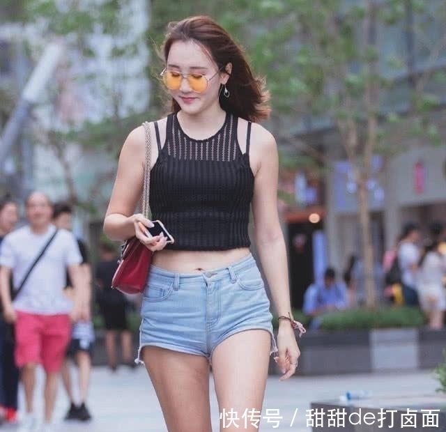 「 位小姐姐」时尚又清凉，成为大街上一道亮丽的风景线，白色短T搭配牛仔裤