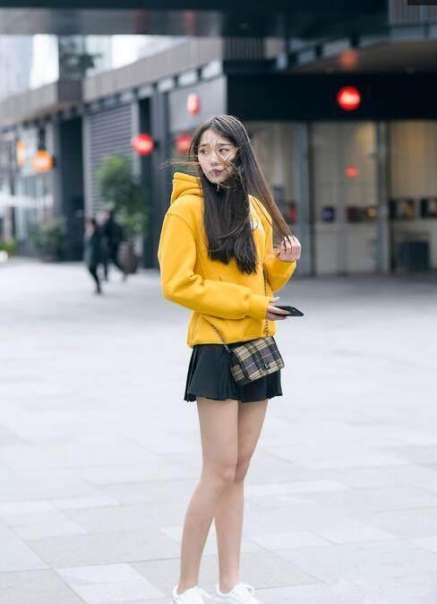 街拍:就凭美女这身材颜值,为她疯狂点赞!