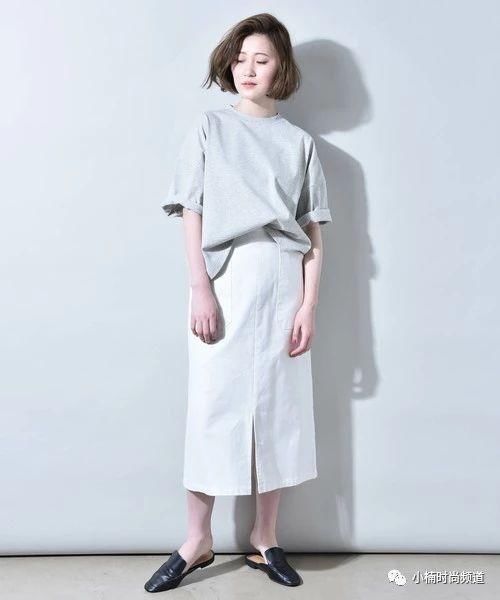 夏天就用白色系丹宁短裙打造成熟利落及休闲清爽穿搭！