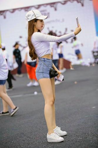 小羽街拍：紧身牛仔短裤姑娘，优雅身段很抢眼，在活动上自拍！