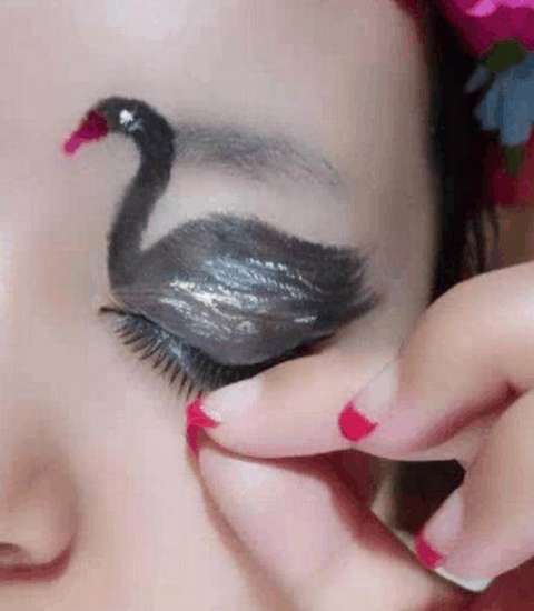 女子将眼皮画成天鹅状，眨巴眼睛的时候，竟是这个效果