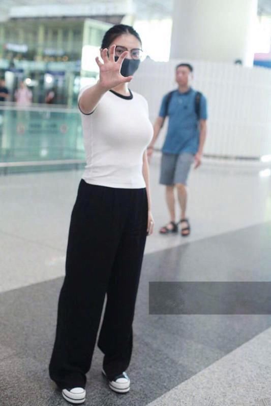 徐冬冬太猛了！这么窄的短裤也要硬塞进去，网友：不嫌勒得慌吗