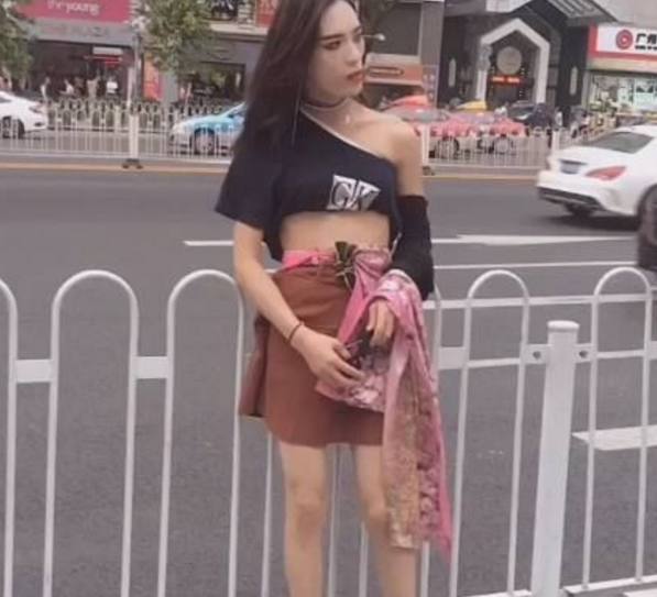 路边出现一美女，穿着性感身材火辣，回头后男同胞们吓懵了