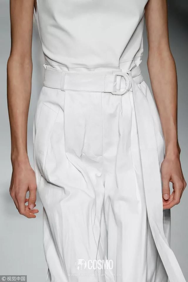 T型台｜艾玛罗伯茨这一身真好看，不过这是去看秀还是去上班？